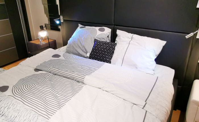 Présentation d'un lit deux places avec matelas double