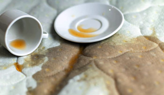 Nettoyer du café sur matelas
