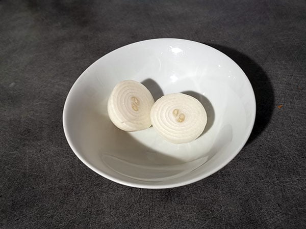 Oignon dans une petite assiette