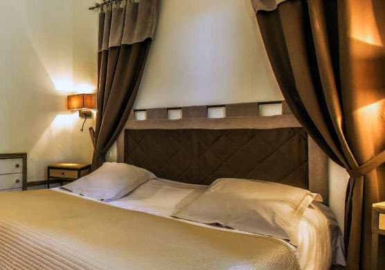 Tête de lit tissu avec de simples rideaux