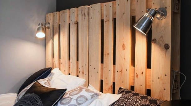 Tête de lit palette avec applique murale
